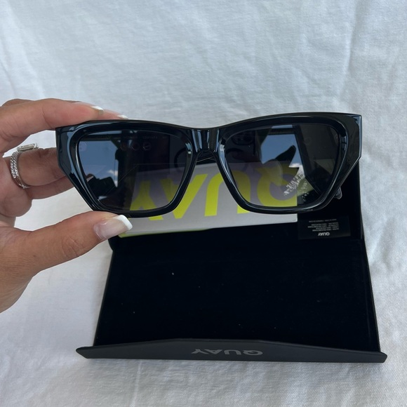 *BRAND NEW W/ CASE* Authentic Quay Sunglasses Black Frames - Picture 1 of 4